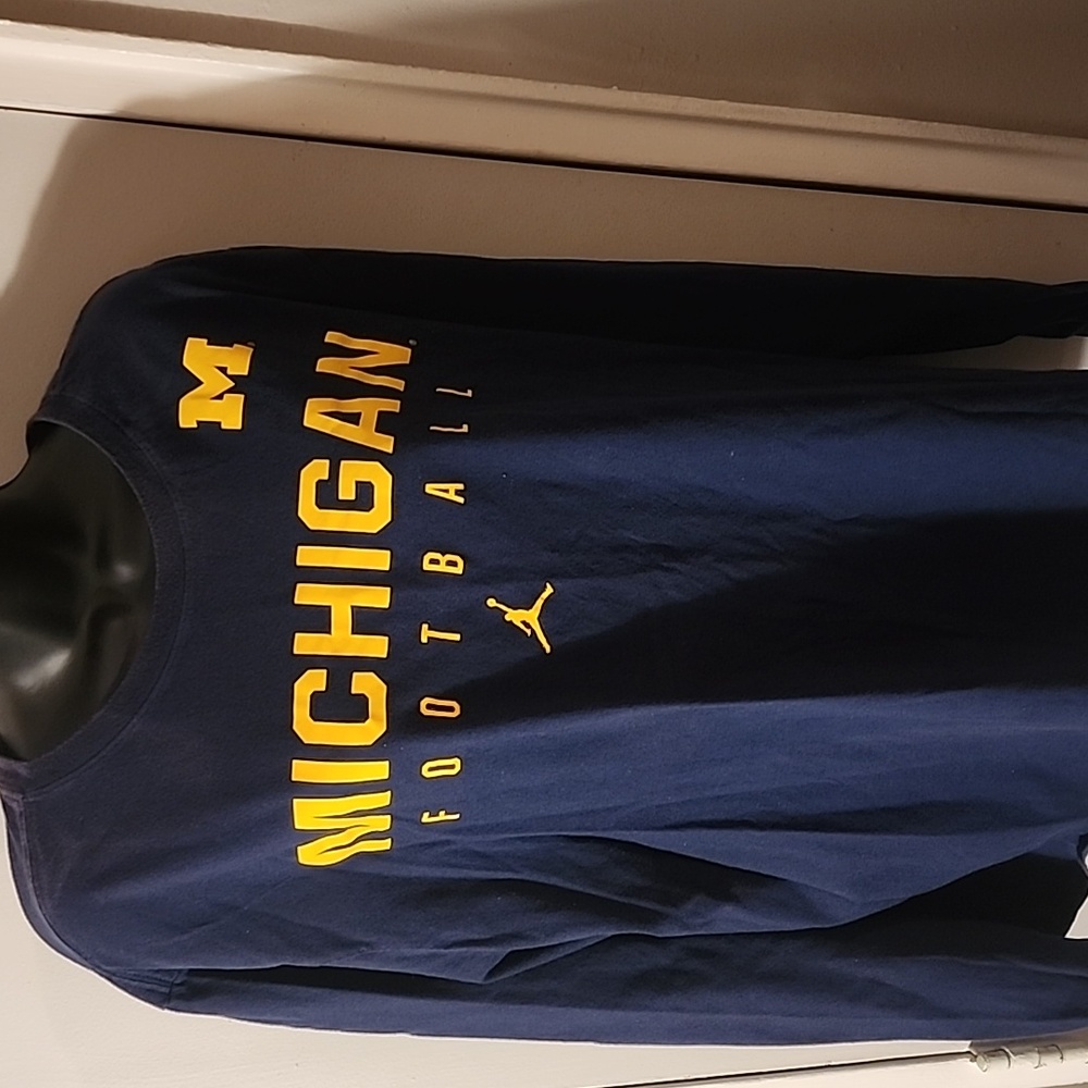 Michigan Wolverines long sleeves Nike tee. - Picture 2 of 9